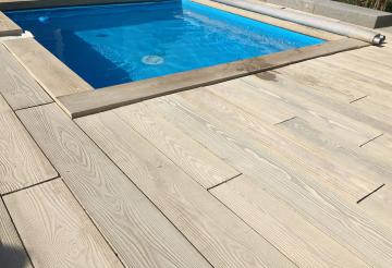 Pool mit Holzpaneelen